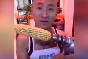 KOLIKO TREBA LUD DA BUDEŠ DA BI OVO URADIO?! Stavio je klip kukuruza na električnu bušilicu, uključio je i gurnuo sebi u usta! (VIDEO)