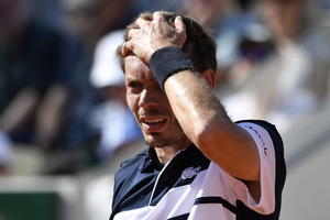 KLIZEĆIM NA DEVOJČICU: Francuski teniser povredio skupljačicu loptica (VIDEO)