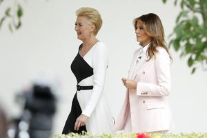 NE ZNA SE KOJA JE BOLJE OBUČENA: Melanija ugostila ženu poljskog predsednika, a ono što su obukle će vas RASPAMETITI! Prvi put vidimo Slovenku u ovakvom IZDANJU! (FOTO)