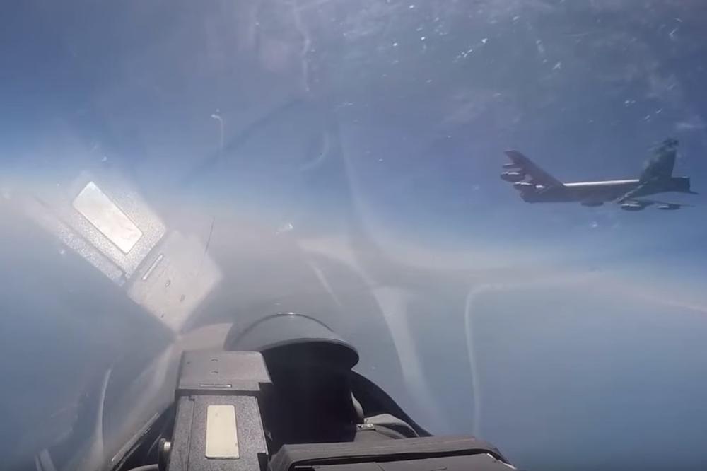 SNIMLJEN OKRŠAJ IZNAD RUSKE GRANICE! Suhoj presreo američke bombardere, kad su videli da nemaju kud, samo su se izgubili! (VIDEO)