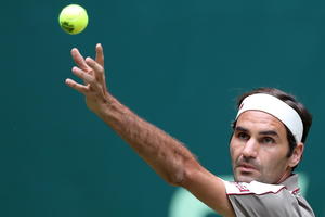 RODŽER ZA DESETU TITULU U HALEU: Federer sa Gofanom za trofej