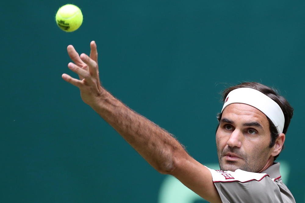 RODŽER ZA DESETU TITULU U HALEU: Federer sa Gofanom za trofej
