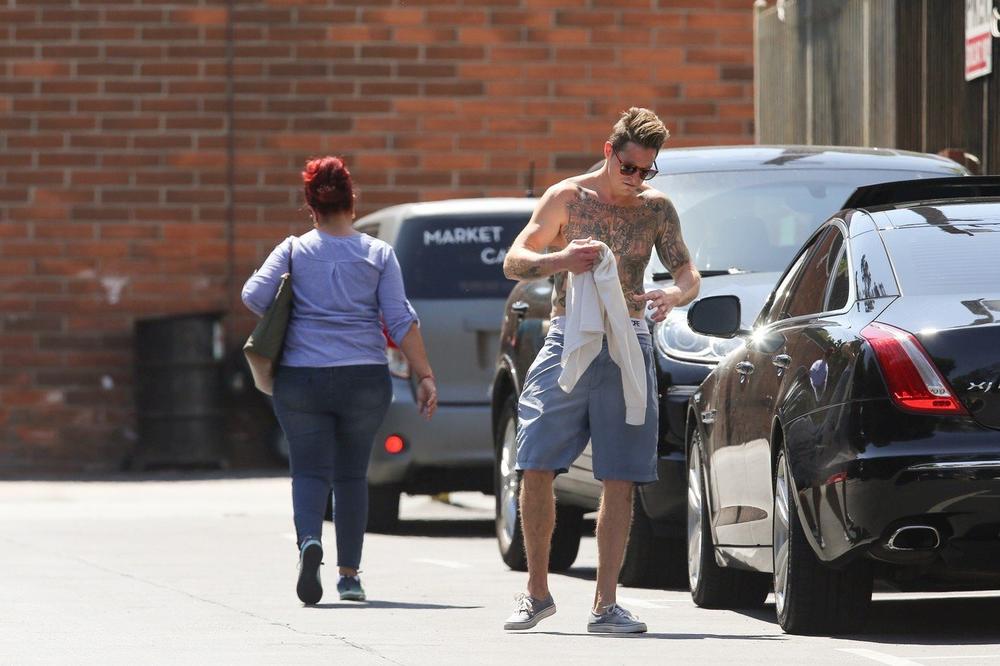 SIN MAJKLA DAGLASA POSLE 7 GODINA ZATVORA PARADIRA GRADOM I POKAZUJE MIŠIĆE: Promenio je stil života, a evo šta kaže o svojoj PORODICI (FOTO)