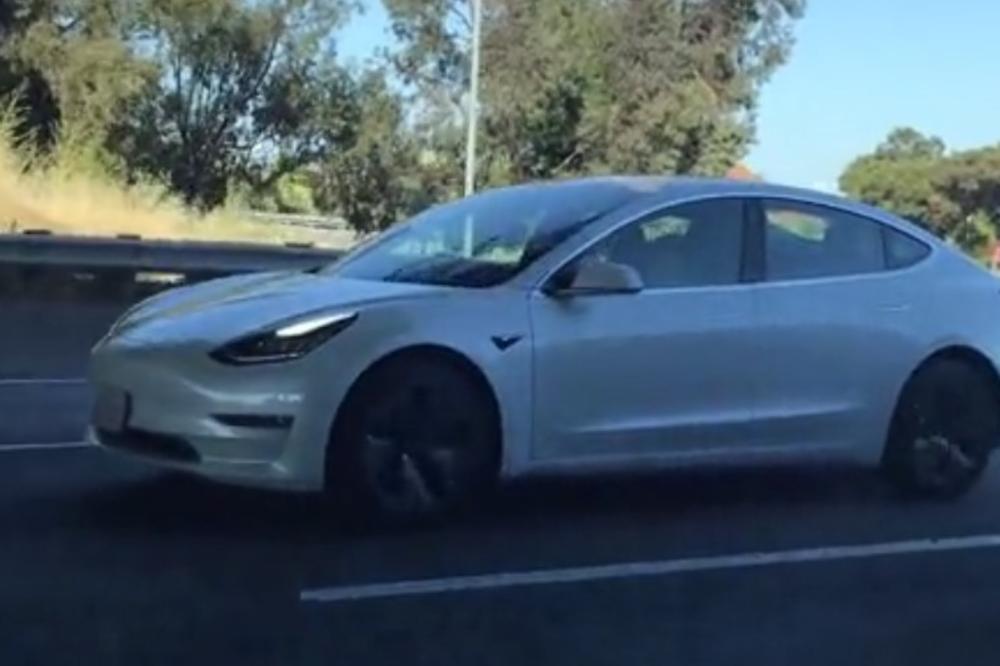 TESLA VOZI, A VOZAČ HRČE: Nesvakidašnji prizor na auto-putu kod San Franciska UZBUNIO AMERIKU (VIDEO)