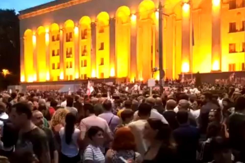 PONOVO GORI TBILISI: Demonstranti jurišaju na parlament, traže ostavku Vlade! Specijalci ih dočekali gumenim mecima i suzavcem (VIDEO)