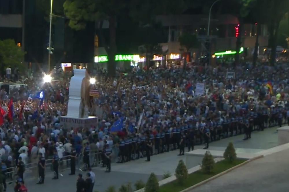ALBANCI PONOVO PROTESTUJU U TIRANI: Parlament čuva 1.700 policajaca, u pripravnosti i Nacionalna garda (VIDEO)