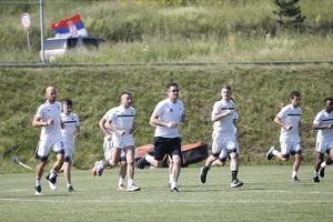 CRNO-BELI DRIL PO PAKLENOJ VRUĆINI: Fudbaleri Partizana odradili prvi trening na Zlatiboru (VIDEO)