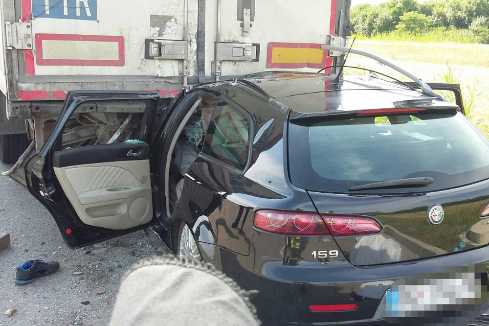 UŽAS KOD KOVILOVA: Automobil podleteo pod kamion, vozač poginuo na licu mesta! (KURIR TV)