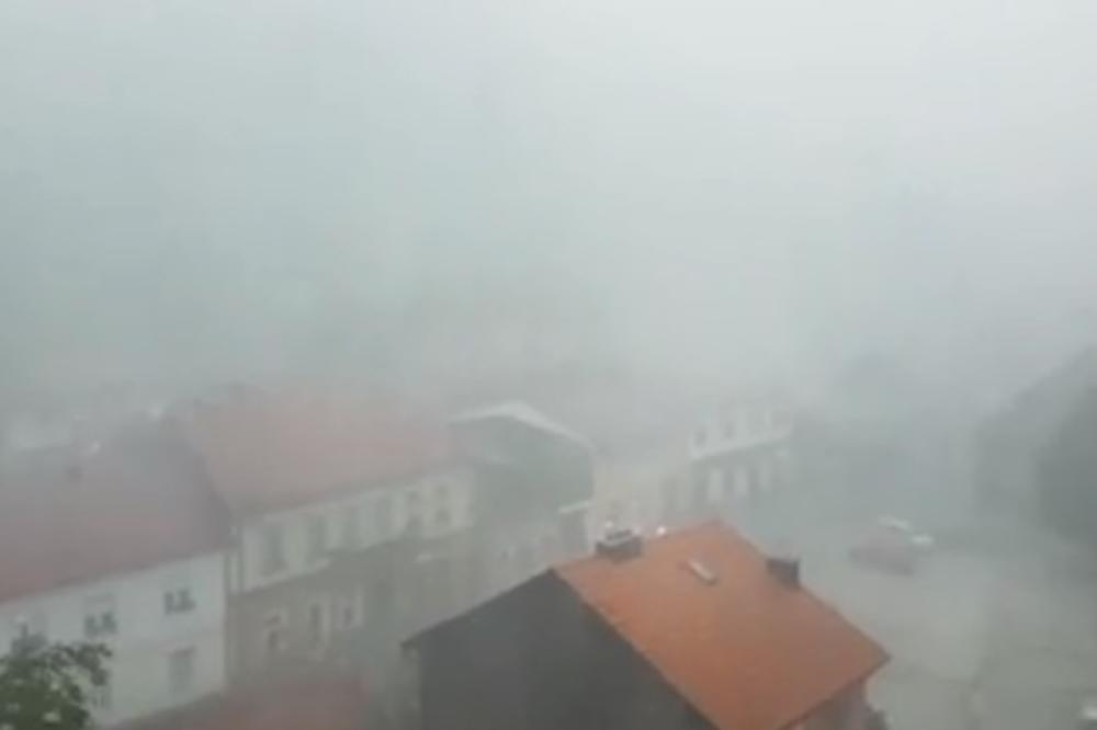 NEVREME STIGLO U HRVATSKU: Padao grad, grom udario u kuću u Zagrebu, vetar iščupao stabla stara 100 godina! Upozorava se i na pijavice (VIDEO)