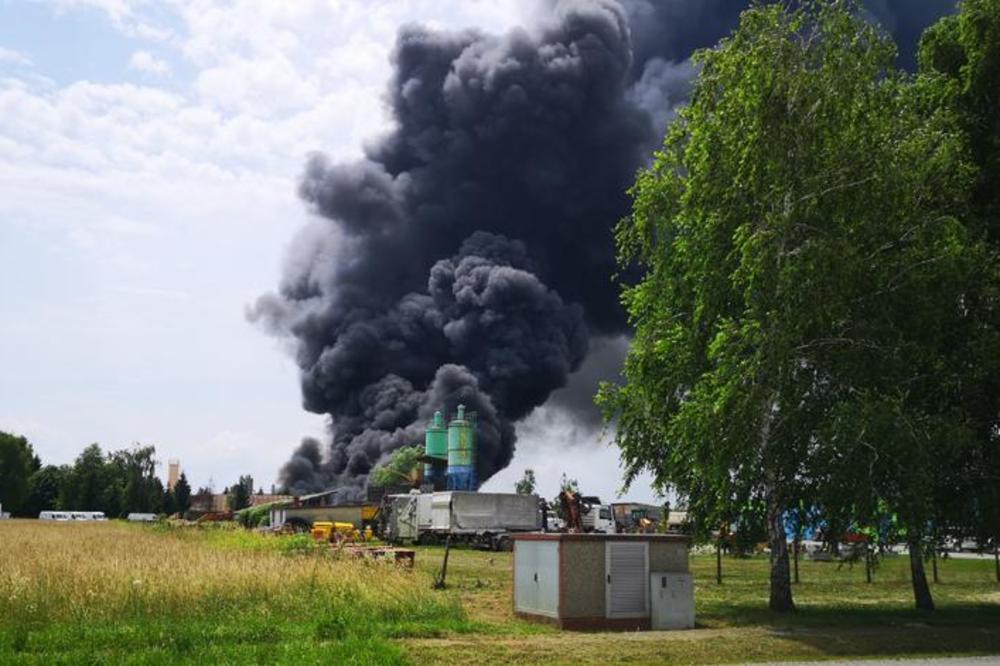 DRAMA U HRVATSKOJ: Gorelo postrojenje Zagrebpetrola, crni dim se vidi u krugu od 30 km (VIDEO)