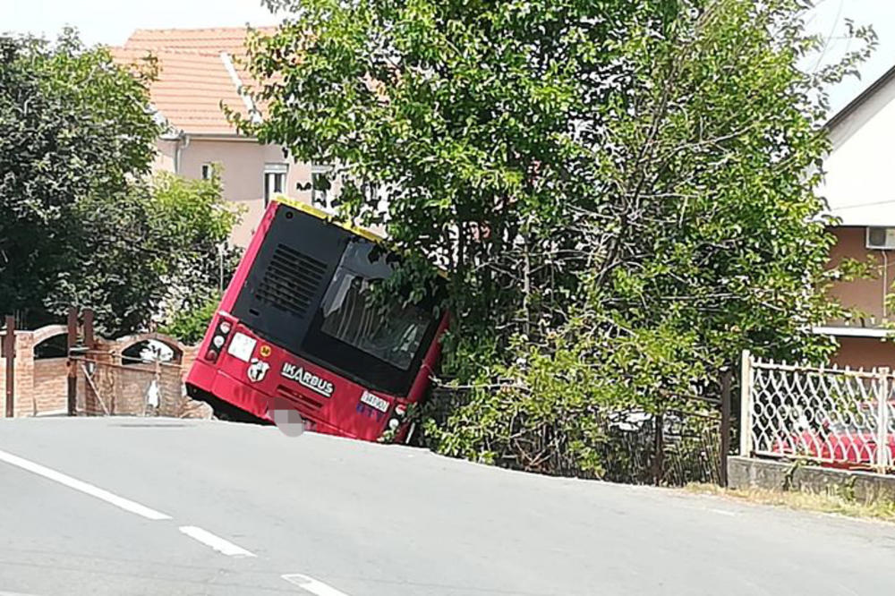 SAOBRAĆAJKA U BEOGRADU: Autobus sleteo s puta u Železniku! Uleteo u dvorište kuće (FOTO)