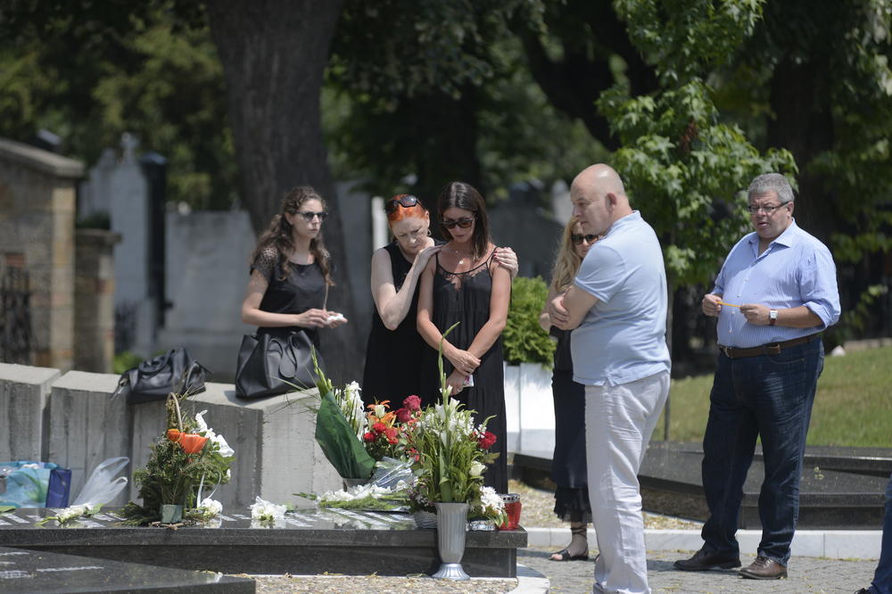 CVEĆE I SUZE ZA VOLJENOG MIŠU: Tužnih 40 dana bez velikog Mihaila Janketića (FOTO)