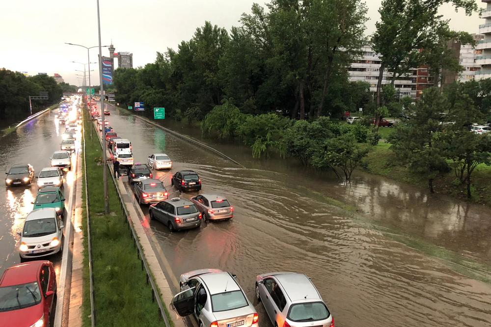 ZATVORENI PRILAZI AUTO-PUTU BEOGRAD-ZAGREB! REKA TEČE KOLOVOZOM: Zastrašujuće scene na pravcu E-75, automobili idu kroz vodu, sve je poplavljeno! NE sedajte u auto bez preke potrebe (KURIR TV)