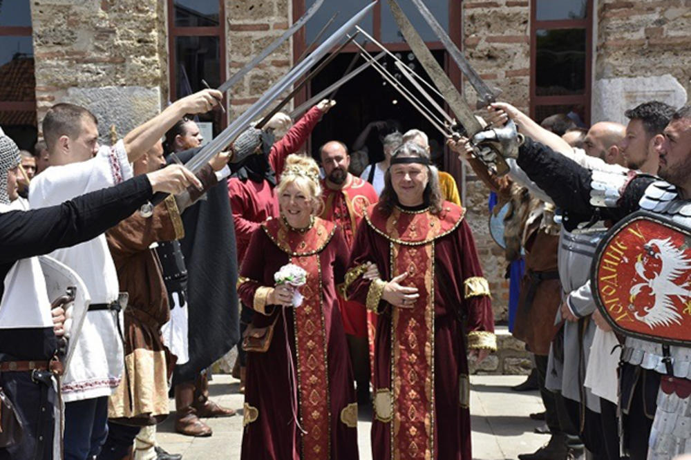 GLAVNI GOSTI NA SVADBI BILI VITEZOVI I DVORSKE DAME! Par iz Pančeva obeležio 33 godine zajedništva po srednjevekovnoj tradiciji u GRAČANICI! (FOTO)