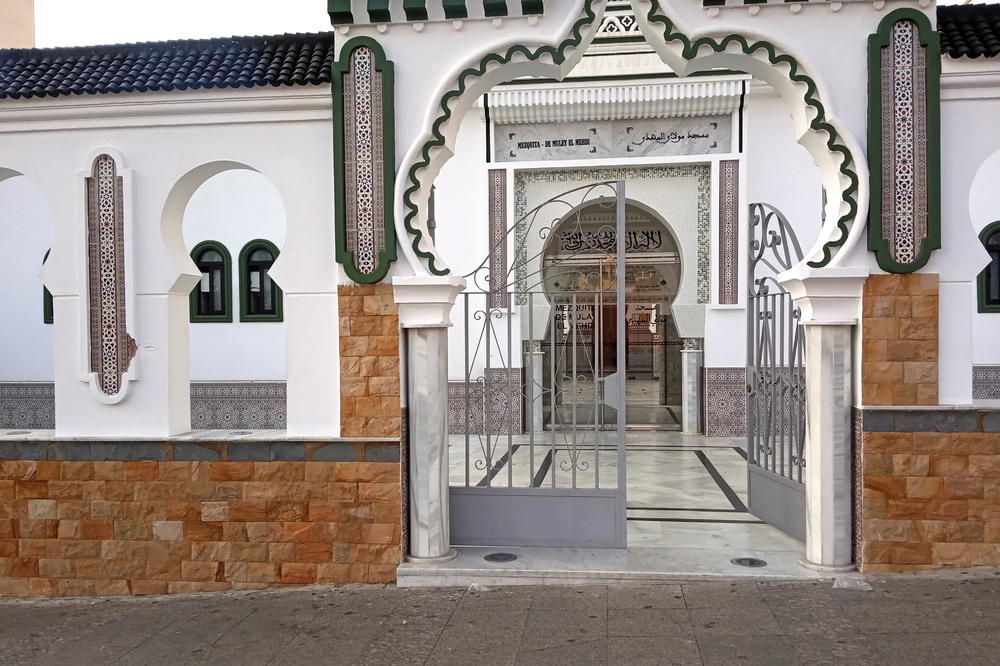 UPALI U DŽAMIJU I POČELI DA PUCAJU USRED MOLITVE: Napadnuta džamija u Ceuti, španskoj enklavi na severu Afrike! (FOTO)