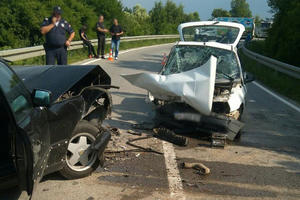 TEŠKA SAOBRAĆAJNA NESREĆA U GUBEREVCU: U sudaru dva putnička automobila povređena žena