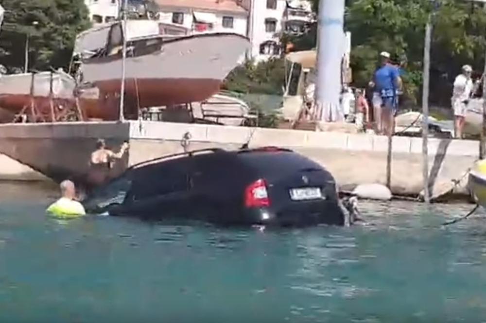 SLOVENAČKI AUTOMOBIL ZAVRŠIO U HRVATSKOM MORU: Putnici napustili kola sekund pre nego što će uleteti u vodu (VIDEO)
