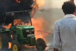 KAO DA SU GA ZAPOSELE MRAČNE SILE! Zapaljeni traktor jurca unaokolo sa opasnim tovarom! (VIDEO)