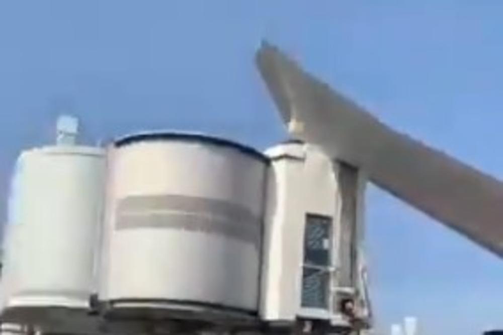 MALI MU AERODROM U NICI: Kuvajtski avion krilom u most, a onda je počela PANIČNA EVAKUACIJA! (VIDEO)