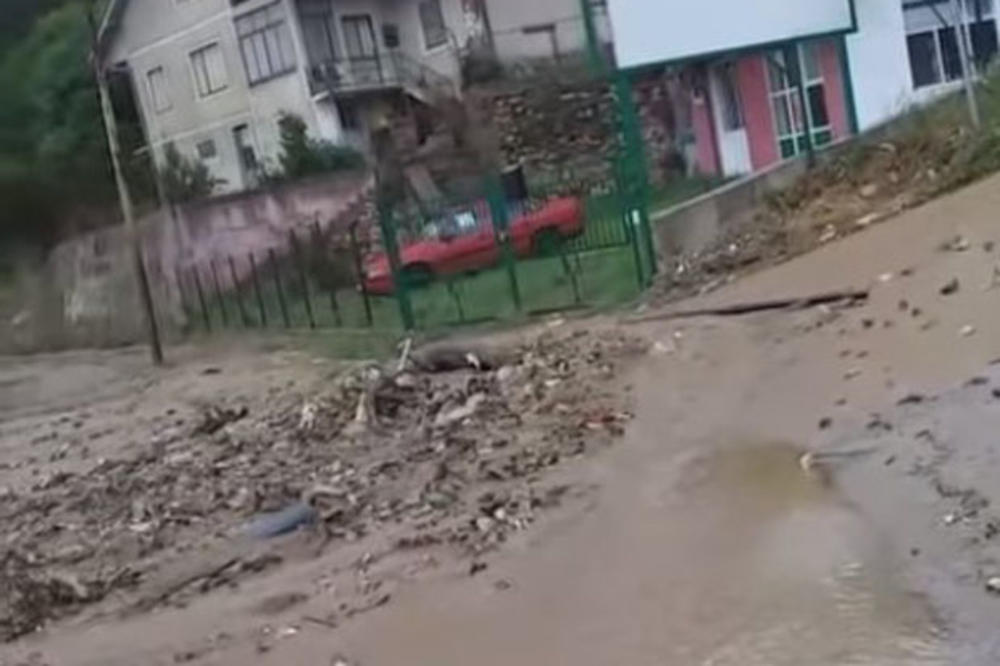 KIŠA NAPRAVILA HAOS U PROKUPLJU: Odvalilo se brdo, meštani poplavljeni (VIDEO)