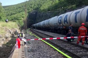 10.000 LITARA KEROZINA ISCURILO IZ VOZA KOJI SE PREVRNUO: Haos u Sloveniji! Strahuje se da otrov ne ode u podzemne vode! (FOTO)