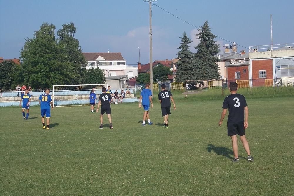 NA TERENU MIGRANTI SA VRŠNJACIMA: Odigrana dečja prijateljska fudbalska utakmica u Loznici