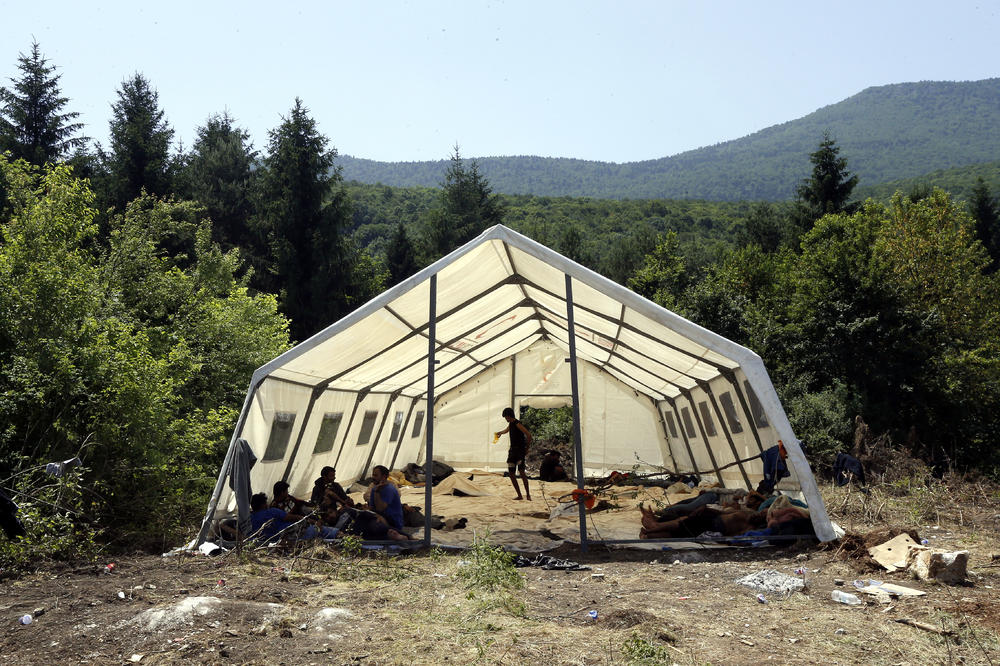 HAOTIČNO U BiH: Migrantski kampovi ostaju otvoreni, ali će tamo biti kao u karantinu! Uvode se stroge mere nadzora