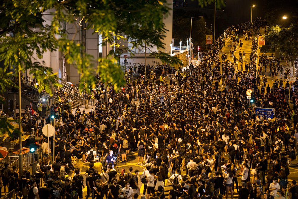 IZBILA TUČA NA PROTESTU U HONGKONGU: Policija i demonstranti se sukobili, prštalo na sve strane