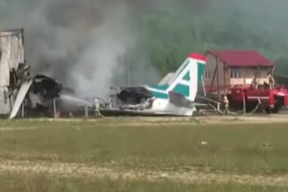 PUTNIK SNIMIO ZATRAŠUJUĆE SLETANJE: Ruskom avionu otkazao motor, izleteli sa piste i udarili u zgradu! (VIDEO)