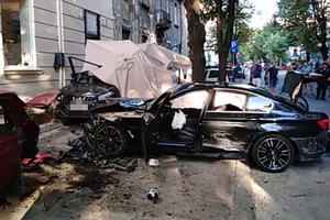 HOROR U STRAHINJIĆA BANA: Posle lančanog sudara, auto uleteo u baštu kafića i POKOSIO PEŠAKE! POVREĐENO DETE, VOZAČ POBEGAO! JEDNA OSOBA OSTALA ZAGLAVLJENA ISPOD TOČKOVA!