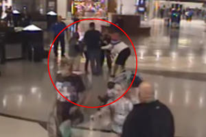 STRAVIČAN SNIMAK SA AERODROMA U ATLANTI: Žena pokušala da otme dvoje dece majci iza leđa! Tri policajca je jedva savladala! (VIDEO)
