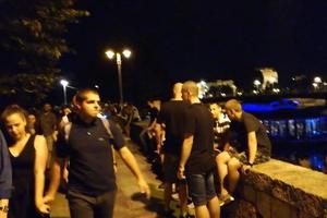 STOTINAK GRAĐANA ŠETALO U NIŠU: Incident na antifašističkom protestu