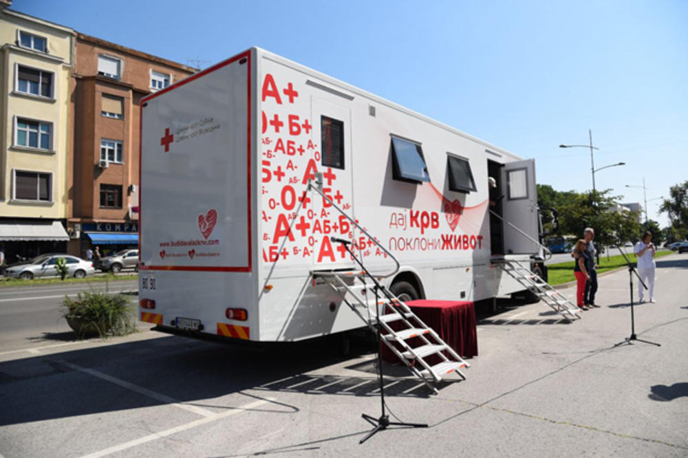 POKRAJINSKA VLADA: Mirović uručio vozilo za prikupljanje krvi na terenu Zavodu za transfuziju krvi Vojvodine