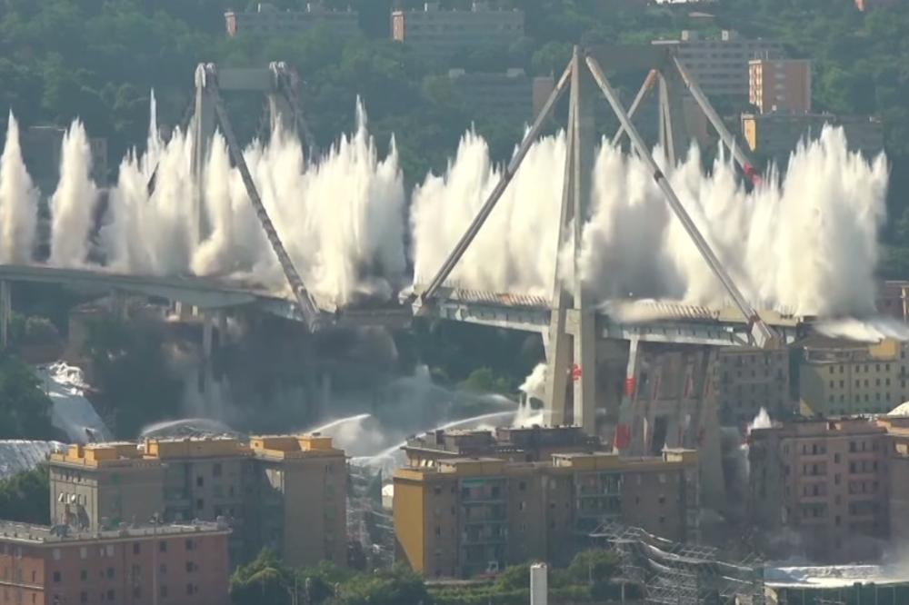 NESTAO U OGROMNOM OBLAKU DIMA: Raznet kobni most u Đenovi na kome je stradalo 43 ljudi (VIDEO)