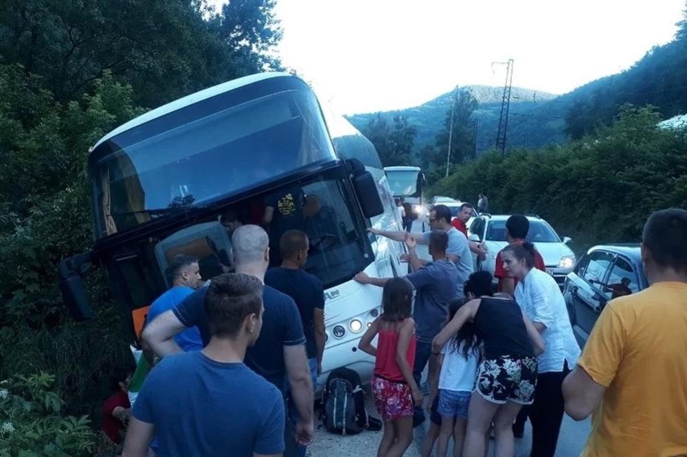 TRAGEDIJA ČUDOM IZBEGNUTA: Autobus pun dece umalo završio u reci Bosni!