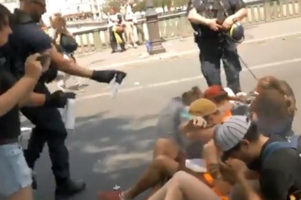 SKANDALOZAN POTEZ PARISKE POLICIJE: Prišli aktivistima koji su sedeli na zemlji i poprskali ih biber-sprejem pravo u oči! (VIDEO)