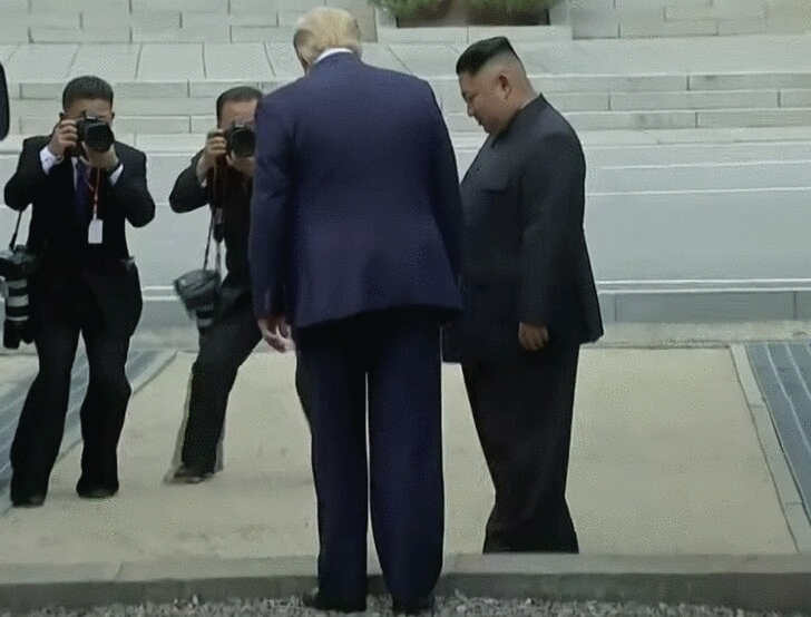 ISTORIJSKI SUSRET NA GRANICI DVE KOREJE: Tramp se sreo sa Kimom i prešao na tlo Severne Koreje! OVO NIKADA NIJE URADIO NIJEDAN AMERIČKI PREDSEDNIK (VIDEO)