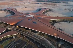 KINEZI IZGRADILI JOŠ JEDNO ČUDO: Ovo je najveći aerodrom na svetu, veličine 100 FUDBALSKIH TERENA! Gradnja je koštala 60 MLRD dolara! (VIDEO)