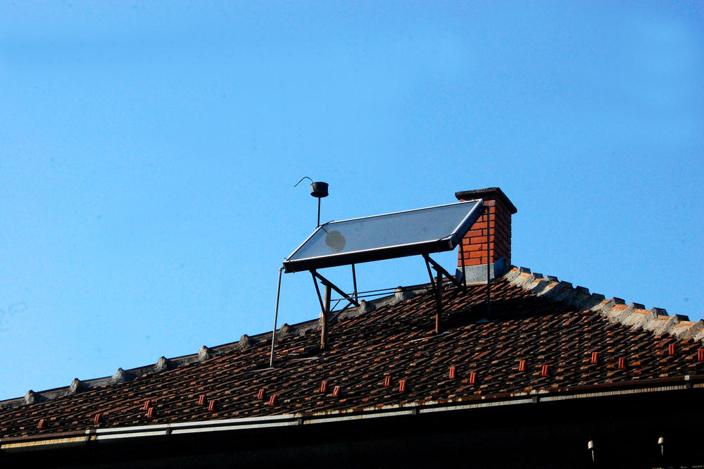 MILIVOJE JE PIONIR KORIŠĆENJA SOLARNE ENERGIJE, TAKO GREJE KUĆU OD 1975: Komšije su bile u čudu, pitali su šta stavljam na krov, rekao sam antenu za televizor! Evo zašto je Kraljevo idealno za grejanje na sunce! (FOTO)