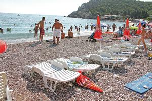 OBEĆANJE LUDOM RADOVANJE: Crnogorci najavili besplatne ležaljke i suncobrane na plažama posle 17 h, sezona počela - ništa od toga!