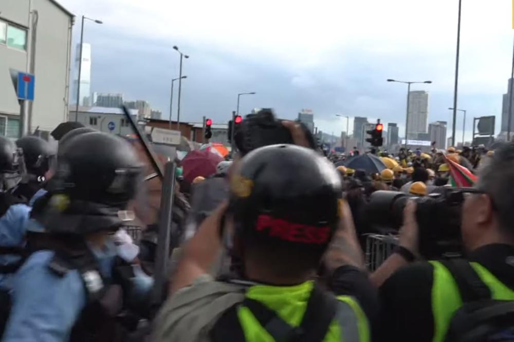 PROTESTI U HONGONGU POSTALI NASILNI: Demonstranti uleteli u gradsku skupštinu (VIDEO)