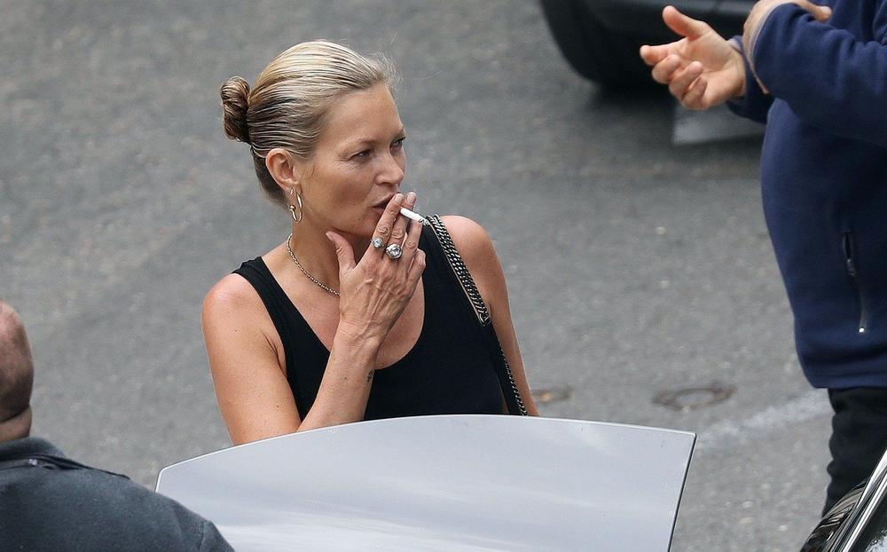 Kejt Mos, pušenje, cigareta