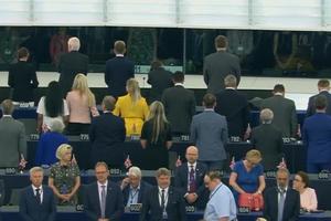 SEDNICA U PARLAMENTU EU POČELA BURNO: Poslanici Bregzita okrenuli leđa evropskoj himni (VIDEO)