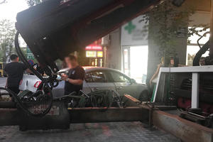 NESVAKIDAŠNJI UDES: Automobilom se zakucao U APOTEKU! Džip naleteo na pasat i ugurao ga u objekat! (FOTO)