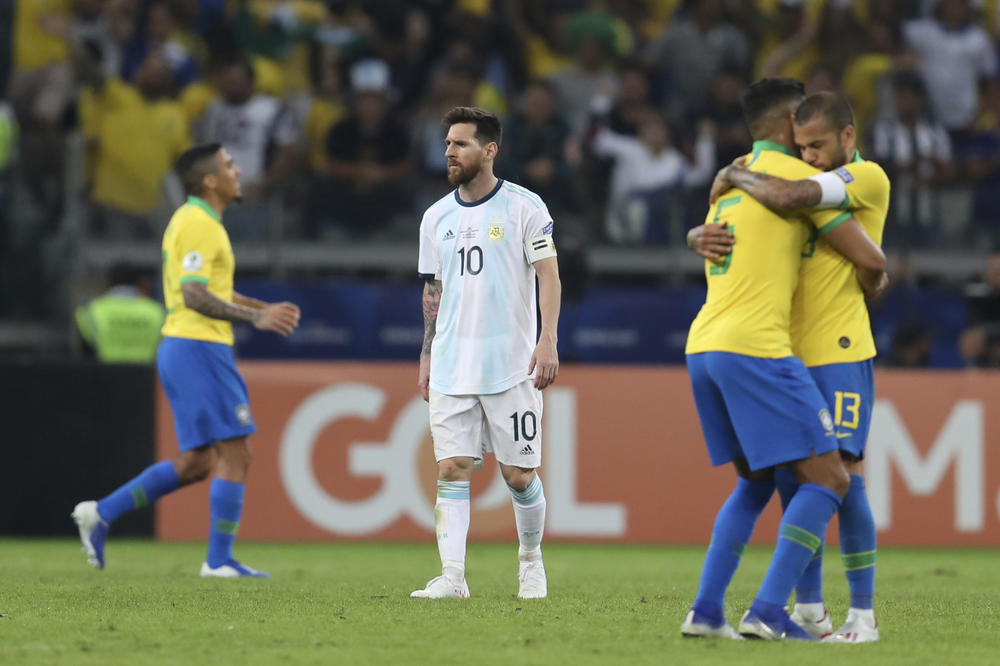MESIJEVO PROKLETSTVO SE NASTAVLJA! PONOVO JE DOŽIVEO FIJASKO U DRESU ARGENTINE: Brazil počistio Gaučose u polufinalu, još jednom je as Barse FRUSTRIRAN napustio teren! (VIDEO)