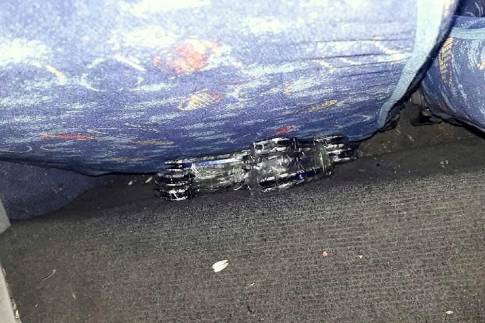 HAOS U AUTOBUSU NA RELACIJI SOFIJA-NIŠ: Iza zadnjih sedišta krili 22 borbena noža (FOTO)