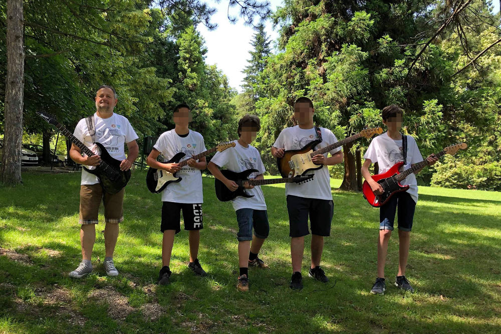 OVO JE PLANINA SA NAJVIŠE ROKERA U SRBIJI: U kampu na Gučevu 35 učenika učilo da svira gitaru (FOTO)