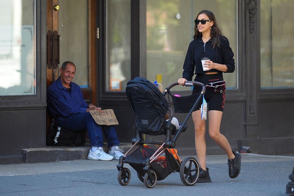 MANEKENKA VEĆ NAŠLA NOVU LJUBAV?! Irina Šajk se šeta sa ćerkom, a na ruci SIJA PRSTEN koji do sada niste videli! (FOTO)