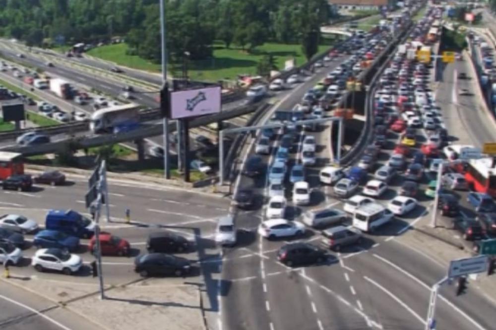 KAKAV KOLAPS! ŠOK PRIZOR NA AUTOKOMANDI: Sve stoji, a niko ne zna zašto! Ne radi ni semafor na raskrsnici kod Crvenkape u Novom Beogradu (FOTO, VIDEO)