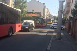 GUŽVA NA VOŽDOVCU: Sudar dva autobusa u Kruševačkoj, stvorila se kolona na ulici (FOTO)